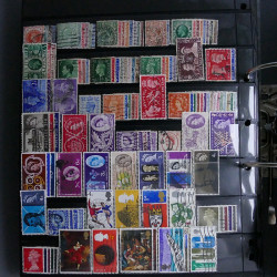 Lot massif de timbres d'Europe neufs et oblitérés en 4 albums.