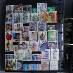 Lot massif de timbres d'Europe neufs et oblitérés en 4 albums.