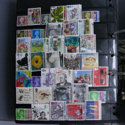 Lot massif de timbres d'Europe neufs et oblitérés en 4 albums.