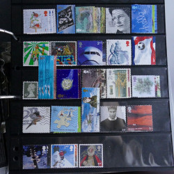 Lot massif de timbres d'Europe neufs et oblitérés en 4 albums.