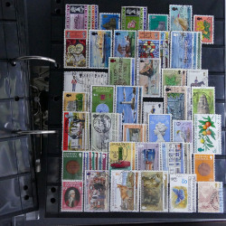 Lot massif de timbres d'Europe neufs et oblitérés en 4 albums.