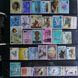 Lot massif de timbres d'Europe neufs et oblitérés en 4 albums.