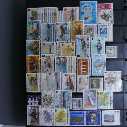 Lot massif de timbres d'Europe neufs et oblitérés en 4 albums.