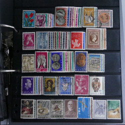 Lot massif de timbres d'Europe neufs et oblitérés en 4 albums.