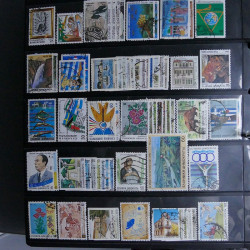 Lot massif de timbres d'Europe neufs et oblitérés en 4 albums.