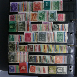 Lot massif de timbres d'Europe neufs et oblitérés en 4 albums.