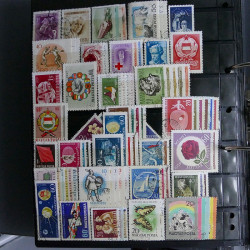 Lot massif de timbres d'Europe neufs et oblitérés en 4 albums.