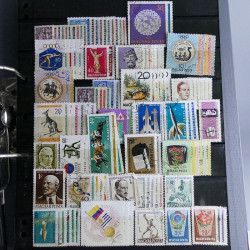 Lot massif de timbres d'Europe neufs et oblitérés en 4 albums.