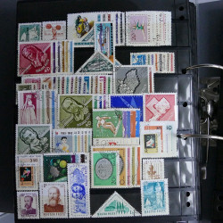 Lot massif de timbres d'Europe neufs et oblitérés en 4 albums.