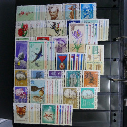 Lot massif de timbres d'Europe neufs et oblitérés en 4 albums.
