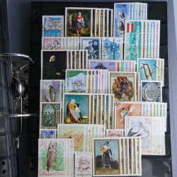 Lot massif de timbres d'Europe neufs et oblitérés en 4 albums.