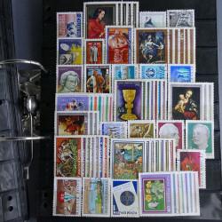 Lot massif de timbres d'Europe neufs et oblitérés en 4 albums.