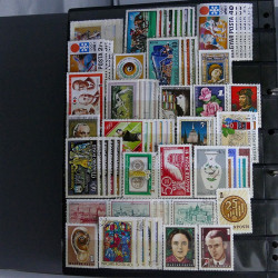 Lot massif de timbres d'Europe neufs et oblitérés en 4 albums.