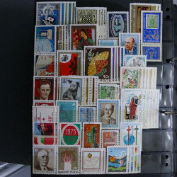 Lot massif de timbres d'Europe neufs et oblitérés en 4 albums.