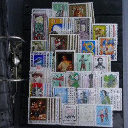 Lot massif de timbres d'Europe neufs et oblitérés en 4 albums.