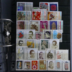 Lot massif de timbres d'Europe neufs et oblitérés en 4 albums.