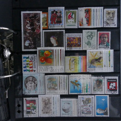 Lot massif de timbres d'Europe neufs et oblitérés en 4 albums.