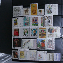 Lot massif de timbres d'Europe neufs et oblitérés en 4 albums.
