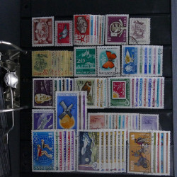 Lot massif de timbres d'Europe neufs et oblitérés en 4 albums.