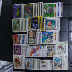 Lot massif de timbres d'Europe neufs et oblitérés en 4 albums.