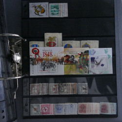 Lot massif de timbres d'Europe neufs et oblitérés en 4 albums.