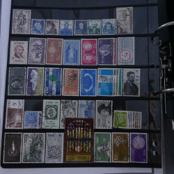 Lot massif de timbres d'Europe neufs et oblitérés en 4 albums.