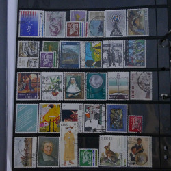 Lot massif de timbres d'Europe neufs et oblitérés en 4 albums.