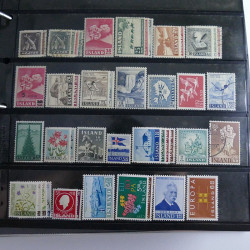 Lot massif de timbres d'Europe neufs et oblitérés en 4 albums.