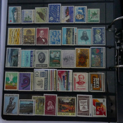 Lot massif de timbres d'Europe neufs et oblitérés en 4 albums.
