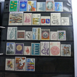 Lot massif de timbres d'Europe neufs et oblitérés en 4 albums.