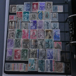 Lot massif de timbres d'Europe neufs et oblitérés en 4 albums.