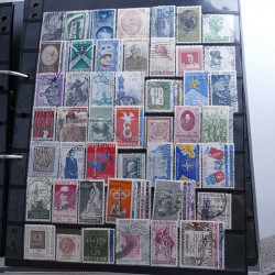 Lot massif de timbres d'Europe neufs et oblitérés en 4 albums.