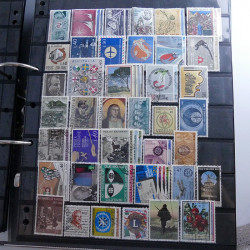 Lot massif de timbres d'Europe neufs et oblitérés en 4 albums.
