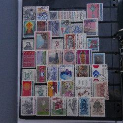 Lot massif de timbres d'Europe neufs et oblitérés en 4 albums.