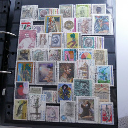 Lot massif de timbres d'Europe neufs et oblitérés en 4 albums.