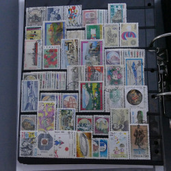 Lot massif de timbres d'Europe neufs et oblitérés en 4 albums.