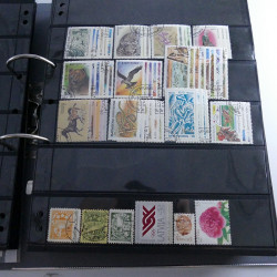 Lot massif de timbres d'Europe neufs et oblitérés en 4 albums.