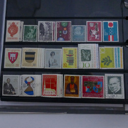 Lot massif de timbres d'Europe neufs et oblitérés en 4 albums.