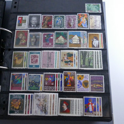 Lot massif de timbres d'Europe neufs et oblitérés en 4 albums.