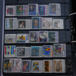 Lot massif de timbres d'Europe neufs et oblitérés en 4 albums.