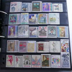 Lot massif de timbres d'Europe neufs et oblitérés en 4 albums.