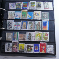 Lot massif de timbres d'Europe neufs et oblitérés en 4 albums.