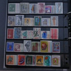 Lot massif de timbres d'Europe neufs et oblitérés en 4 albums.