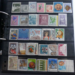 Lot massif de timbres d'Europe neufs et oblitérés en 4 albums.