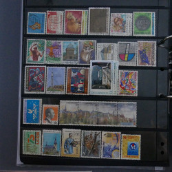 Lot massif de timbres d'Europe neufs et oblitérés en 4 albums.