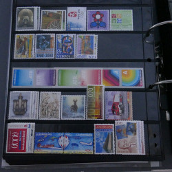 Lot massif de timbres d'Europe neufs et oblitérés en 4 albums.