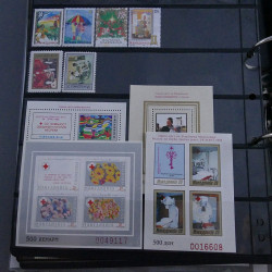 Lot massif de timbres d'Europe neufs et oblitérés en 4 albums.