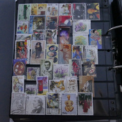 Lot massif de timbres d'Europe neufs et oblitérés en 4 albums.