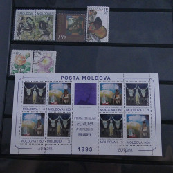 Lot massif de timbres d'Europe neufs et oblitérés en 4 albums.