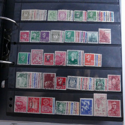 Lot massif de timbres d'Europe neufs et oblitérés en 4 albums.